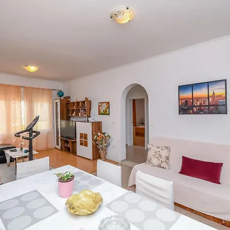 Tabak アパート トロギール