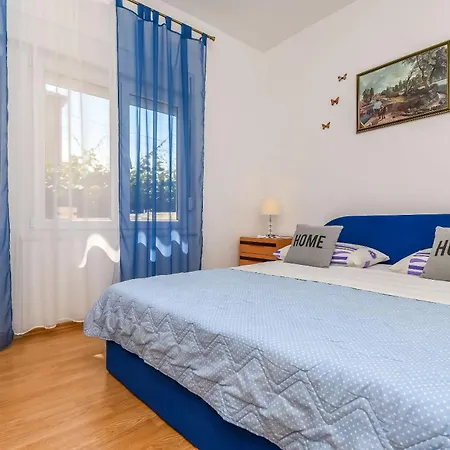 Tabak アパート トロギール